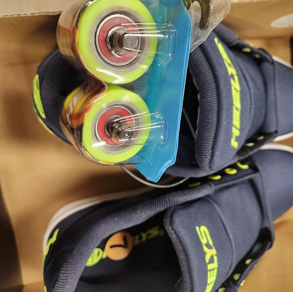 Heels size 7 boys shoes - Picture 2 of 2